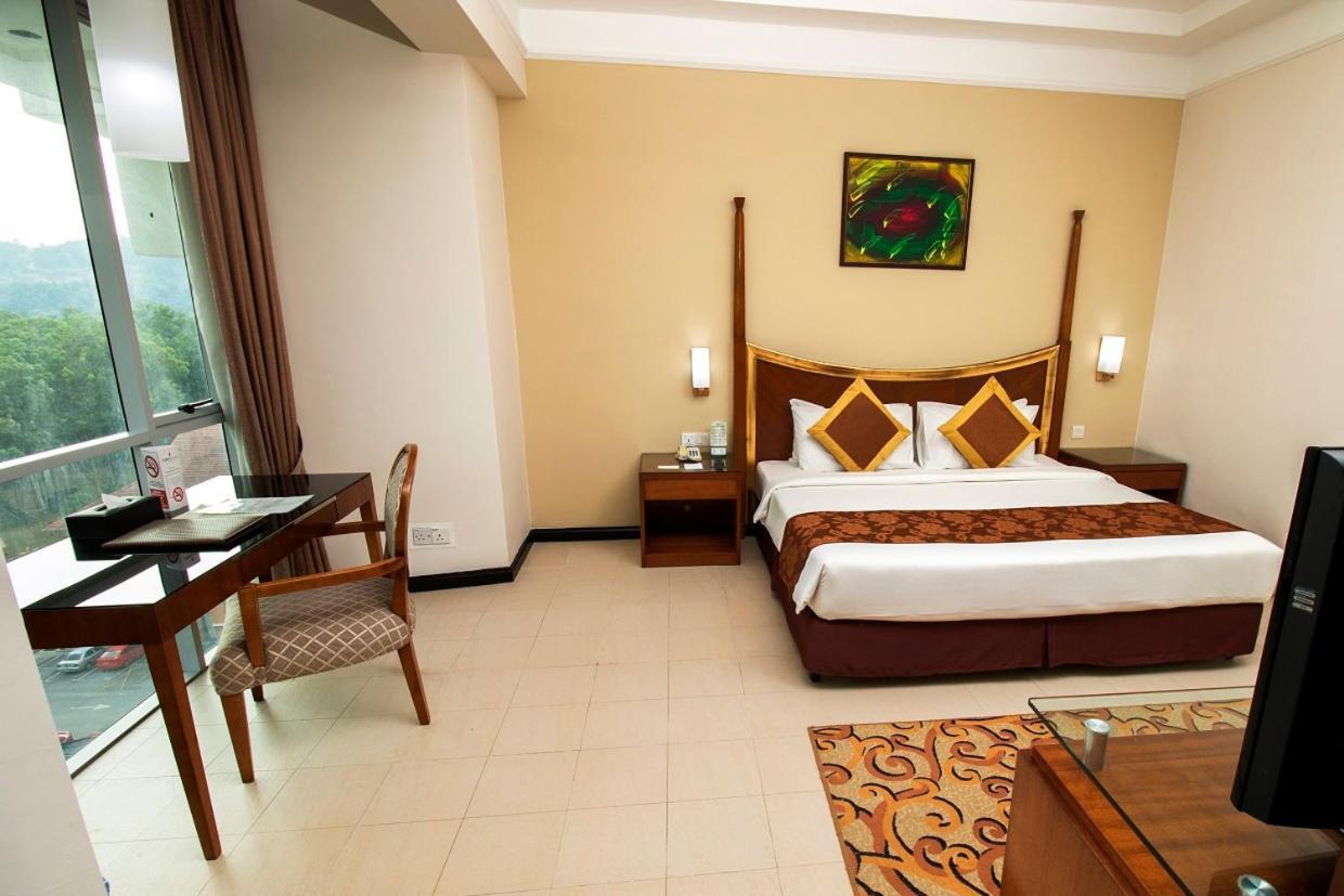 Nilai Springs Resort Hotel Exterior foto